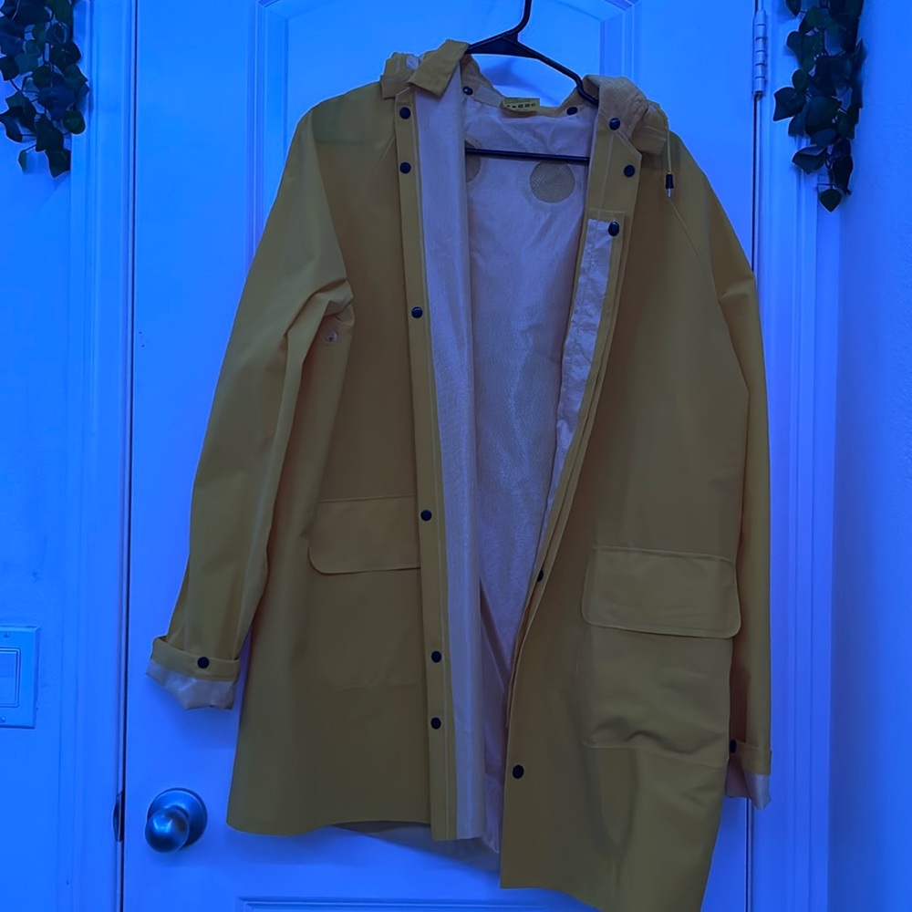 yellow rain jacket 💛